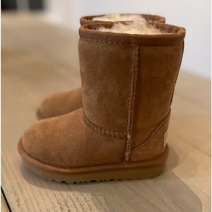 Ugg classic II boots Toddler size 7. New in box.